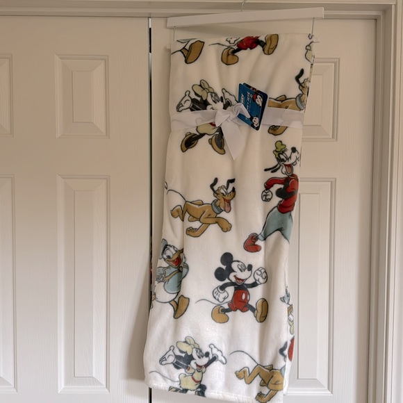 Disney Mickey and Friends Throw Blanket - NWT - Picture 5 of 6